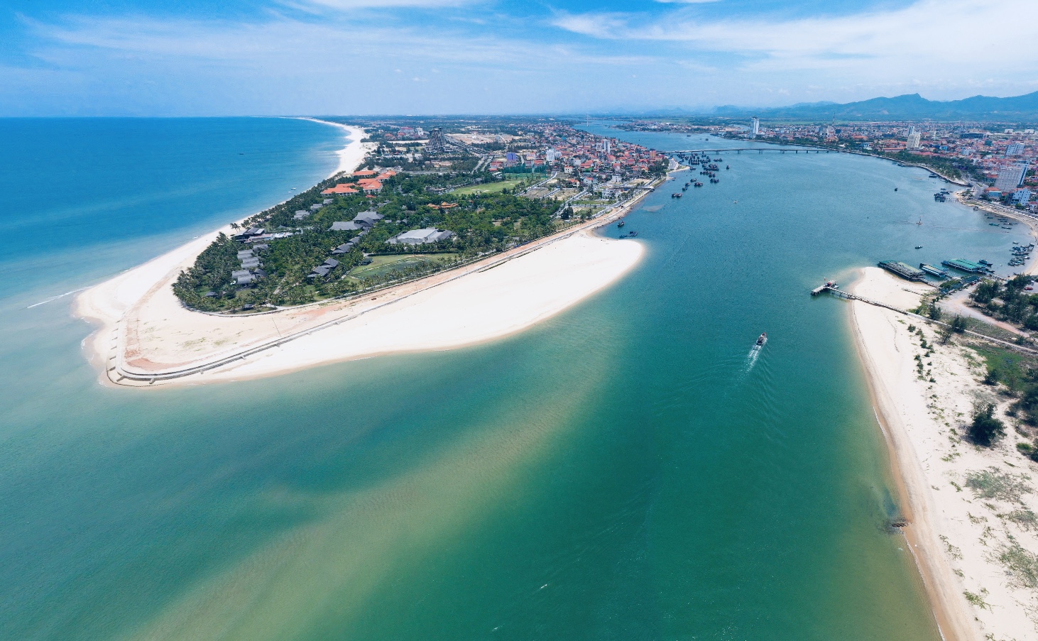 Bãi biển Nhật Lệ - Top 10 bãi biển đẹp nhất Việt Nam. Điểm du lịch hấp dẫn nhất tại Quảng Bình